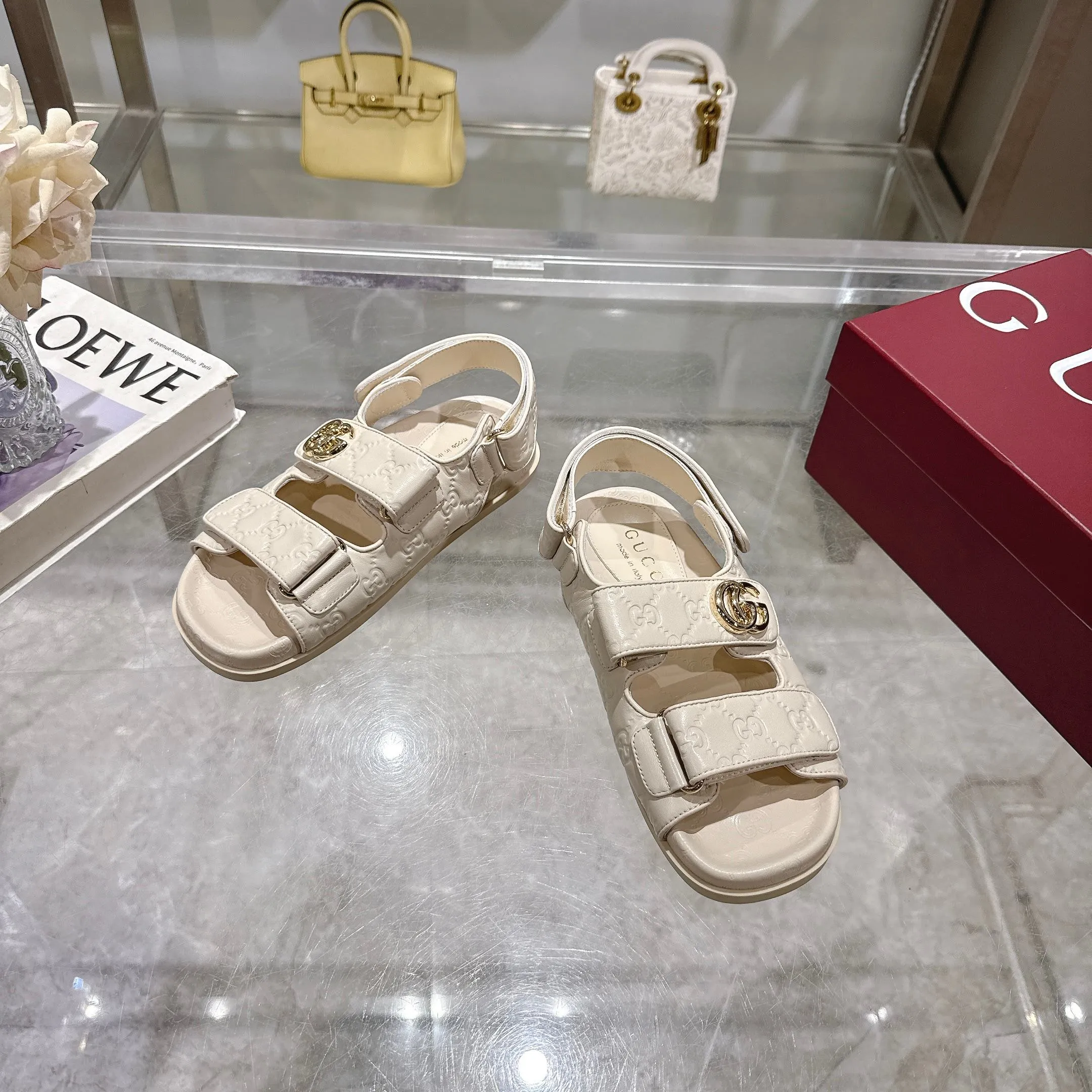 Wholesale direct sales 260👟👟 Gucci’s modern design aesthetic explores the path of unique craftsmanship, cleverly integrating the brand’s classic elements with its beloved brand identity. The sandal is embellished with the beloved Double G hardware, adding a touch of understated branding to the design, complementing the versatility of the Velcro straps. Women Light gold tone hardware Sheepskin lining Double G Rubber sole Velcro fastening Flat sole
